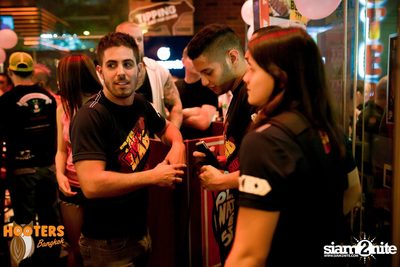 Friday Night at Hooters Bangkok, Sukhumvit Soi 15 — photo 9