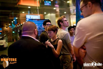 Friday Night at Hooters Bangkok, Sukhumvit Soi 15 — photo 10