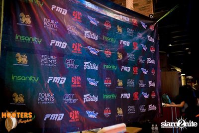 Friday Night at Hooters Bangkok, Sukhumvit Soi 15 — photo 11