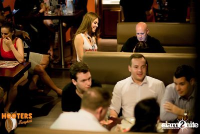 Friday Night at Hooters Bangkok, Sukhumvit Soi 15 — photo 12
