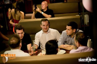 Friday Night at Hooters Bangkok, Sukhumvit Soi 15 — photo 13