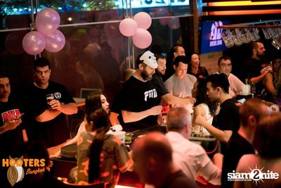 Friday Night at Hooters Bangkok, Sukhumvit Soi 15 — photo 14