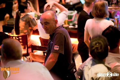 Friday Night at Hooters Bangkok, Sukhumvit Soi 15 — photo 17