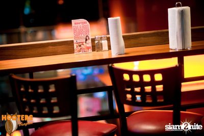 Friday Night at Hooters Bangkok, Sukhumvit Soi 15 — photo 20