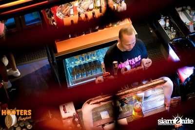 Friday Night at Hooters Bangkok, Sukhumvit Soi 15 — photo 21