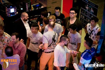 Friday Night at Hooters Bangkok, Sukhumvit Soi 15 — photo 24