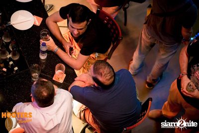 Friday Night at Hooters Bangkok, Sukhumvit Soi 15 — photo 25