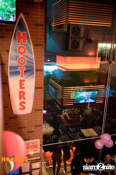 Friday Night at Hooters Bangkok, Sukhumvit Soi 15 — photo 26
