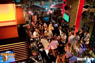 Friday Night at Hooters Bangkok, Sukhumvit Soi 15 — photo 28