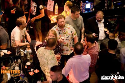 Friday Night at Hooters Bangkok, Sukhumvit Soi 15 — photo 30