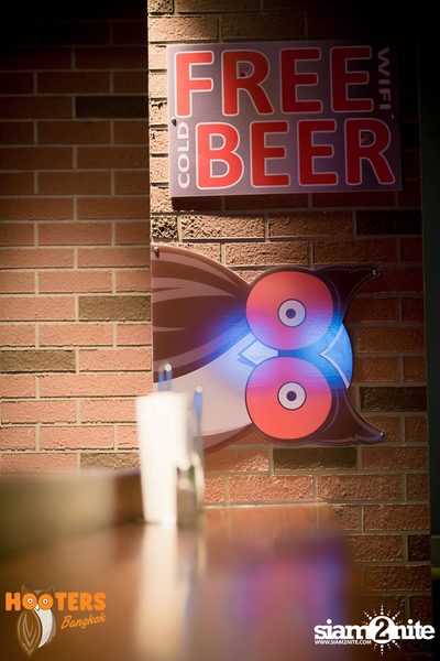 Friday Night at Hooters Bangkok, Sukhumvit Soi 15 — photo 32