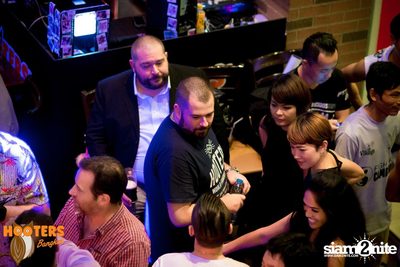 Friday Night at Hooters Bangkok, Sukhumvit Soi 15 — photo 33