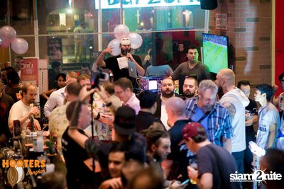 Friday Night at Hooters Bangkok, Sukhumvit Soi 15 — photo 35
