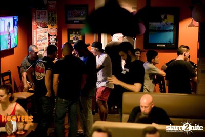 Friday Night at Hooters Bangkok, Sukhumvit Soi 15 — photo 37