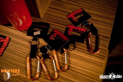 Friday Night at Hooters Bangkok, Sukhumvit Soi 15 — photo 38
