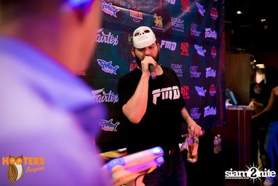 Friday Night at Hooters Bangkok, Sukhumvit Soi 15 — photo 39