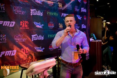 Friday Night at Hooters Bangkok, Sukhumvit Soi 15 — photo 40