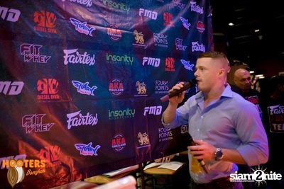 Friday Night at Hooters Bangkok, Sukhumvit Soi 15 — photo 41