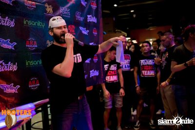 Friday Night at Hooters Bangkok, Sukhumvit Soi 15 — photo 42