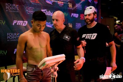 Friday Night at Hooters Bangkok, Sukhumvit Soi 15 — photo 45