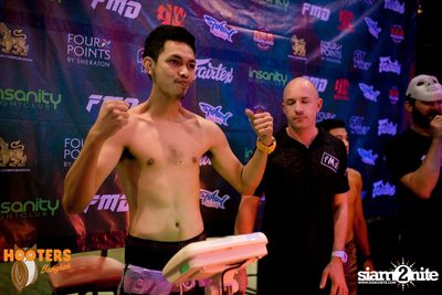 Friday Night at Hooters Bangkok, Sukhumvit Soi 15 — photo 47