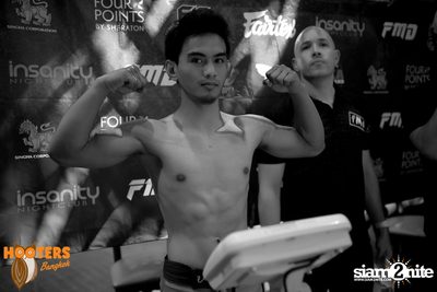 Friday Night at Hooters Bangkok, Sukhumvit Soi 15 — photo 50