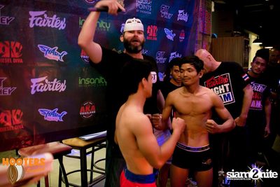 Friday Night at Hooters Bangkok, Sukhumvit Soi 15 — photo 52