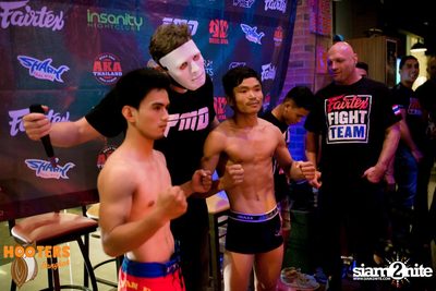 Friday Night at Hooters Bangkok, Sukhumvit Soi 15 — photo 53
