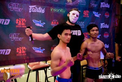 Friday Night at Hooters Bangkok, Sukhumvit Soi 15 — photo 54