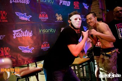 Friday Night at Hooters Bangkok, Sukhumvit Soi 15 — photo 56