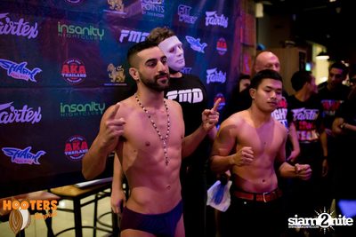 Friday Night at Hooters Bangkok, Sukhumvit Soi 15 — photo 64