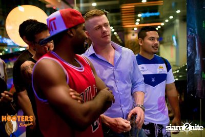 Friday Night at Hooters Bangkok, Sukhumvit Soi 15 — photo 67