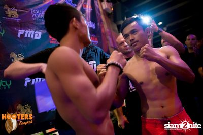 Friday Night at Hooters Bangkok, Sukhumvit Soi 15 — photo 69