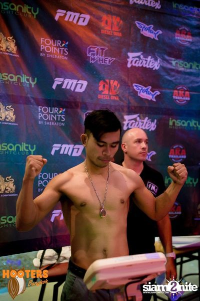Friday Night at Hooters Bangkok, Sukhumvit Soi 15 — photo 81