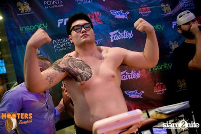 Friday Night at Hooters Bangkok, Sukhumvit Soi 15 — photo 90