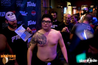 Friday Night at Hooters Bangkok, Sukhumvit Soi 15 — photo 93