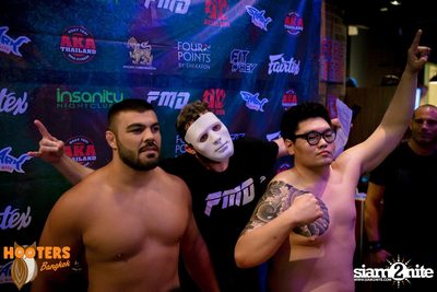 Friday Night at Hooters Bangkok, Sukhumvit Soi 15 — photo 94