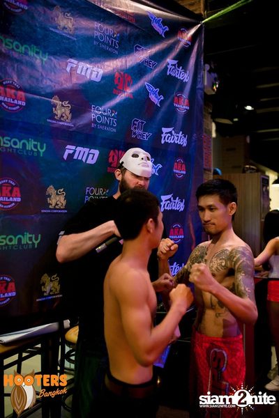 Friday Night at Hooters Bangkok, Sukhumvit Soi 15 — photo 100