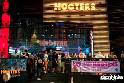 Friday Night at Hooters Bangkok, Sukhumvit Soi 15 — photo 103