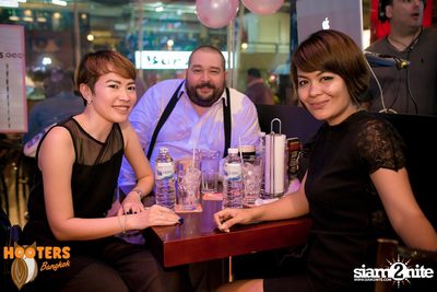 Friday Night at Hooters Bangkok, Sukhumvit Soi 15 — photo 104