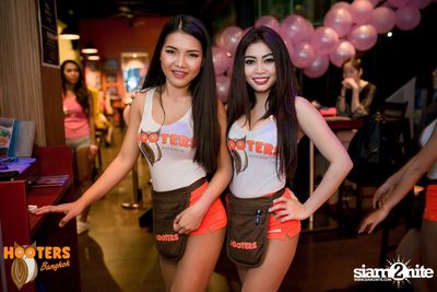 Friday Night at Hooters Bangkok, Sukhumvit Soi 15 — photo 105