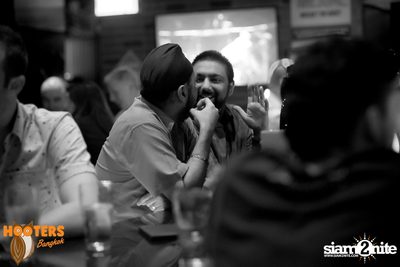 Friday Night at Hooters Bangkok, Sukhumvit Soi 15 — photo 110