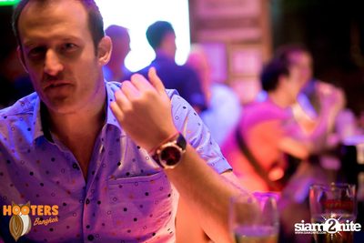 Friday Night at Hooters Bangkok, Sukhumvit Soi 15 — photo 111