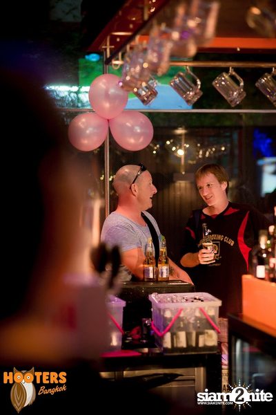 Friday Night at Hooters Bangkok, Sukhumvit Soi 15 — photo 112