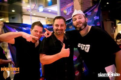 Friday Night at Hooters Bangkok, Sukhumvit Soi 15 — photo 114