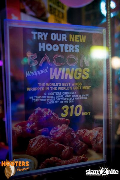 Friday Night at Hooters Bangkok, Sukhumvit Soi 15 — photo 115
