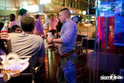 Friday Night at Hooters Bangkok, Sukhumvit Soi 15 — photo 117