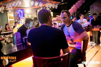 Friday Night at Hooters Bangkok, Sukhumvit Soi 15 — photo 118