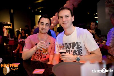 Friday Night at Hooters Bangkok, Sukhumvit Soi 15 — photo 120