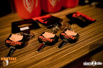 Friday Night at Hooters Bangkok, Sukhumvit Soi 15 — photo 121
